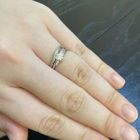 【Toi-lueur(トワル)の口コミ】 指が綺麗に見えるようにウェーブラインをリングを選び、両脇に小さなダイ…