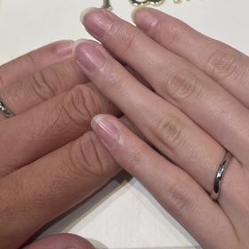 【アイプリモ(I-PRIMO)の口コミ】 ダイヤなしのシンプルで自分たちの指に似合う指輪を探していて、この指輪…