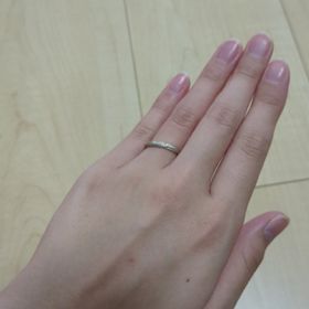 【ケイウノ ブライダル(K.UNO BRIDAL)の口コミ】 木目調とウェーブデザインを組み合わせ、木目の落ち着きとウェーブのエレ…