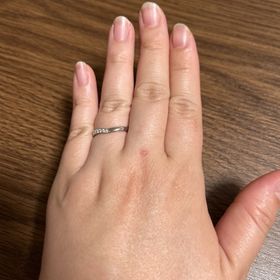 【ROYAL ASSCHER(ロイヤル・アッシャー)の口コミ】 スッキリとシンプルなデザインが理想でした。長く付けることを考慮して細…