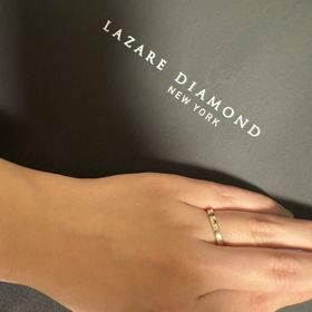 【ラザール ダイヤモンド(LAZARE DIAMOND)の口コミ】 歳を重ねても浮かず人と被らないデザインかと思います。ダイヤモンドの埋…