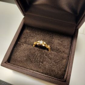 【PAVEO CHOCOLAT(パヴェオショコラ)】の口コミ 一般的な婚約指輪のようにダイヤモンドが目立ちすぎることがないため、カジ...