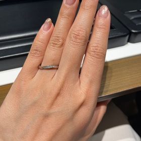 【ラザール ダイヤモンド(LAZARE DIAMOND)の口コミ】 比較的シンプルめなデザインだが一部ダイヤモンドが入っており、華やかさ…