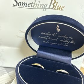 【Something Blue(サムシングブルー)の口コミ】 指輪のデザインがシャープかつ、シンプルでおしゃれ。中には２つの宝石が…