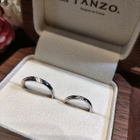 【TANZO.(鍛造指輪)の口コミ】 婚約指輪にも入れたピンクゴールドを金線として斜めに入れていただき、
そ…