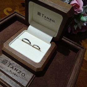 【TANZO.(鍛造指輪)の口コミ】 コーラルゴールドがとても素敵でした。S字に石が入っているデザインもお気…