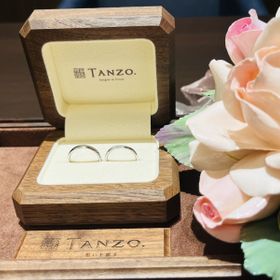 【TANZO.(鍛造指輪)の口コミ】 ライン加工、粗めマット、ダイヤモンド7pcグラデーションの贅沢なデザイン…