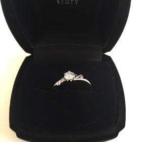 【JEWELRY  KAMATA(ジュエリーかまた)の口コミ】 彼女が好みそうなデザインを選びました。
画像は不鮮明に写ってしまいまし…