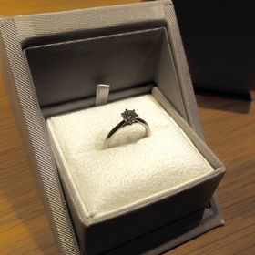 【ENUOVE(イノーヴェ)の口コミ】 プロポーズの時には選んで貰ったダイヤを頂き、後日一緒にデザインを選び…