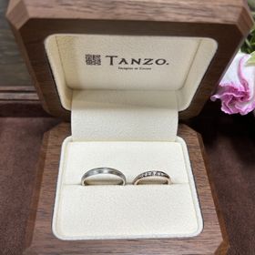 【TANZO.(鍛造指輪)の口コミ】 素材(色)や形、加工をそれぞれで変えているものの、センターのミル打ちの…