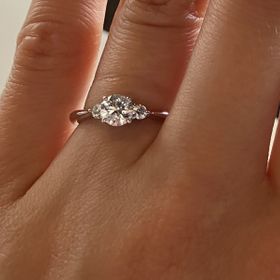 【ラザール ダイヤモンド(LAZARE DIAMOND)の口コミ】 指輪のデザインが横からみても綺麗
他のブランドのお店も何店舗か見て検討…