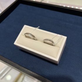 【4℃ BRIDAL(ヨンドシーブライダル)の口コミ】 指の形が綺麗に見えるウェーブが気に入った。シンプルでダイヤモンドが入…