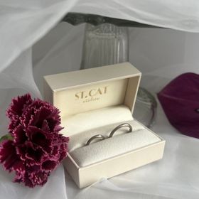 【atelier ST, CAT(アトリエ エスティーキャット)の口コミ】 一見シンプルですが、少し歪みの効いたデザインです。素材はホワイトゴー…