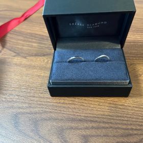 【ラザール ダイヤモンド(LAZARE DIAMOND)の口コミ】 シンプルなデザインなので、付けやすい指輪です。
シンプルなデザインです…