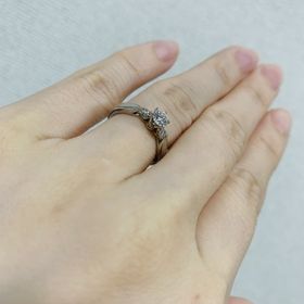 【エクセルコダイヤモンド(EXELCO DIAMOND)の口コミ】 最初婚約指輪は日常でも使用したいと思っていたので、アームの高さがない…