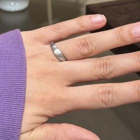 【1117(イチイチイチナナ)の口コミ】 ぷっくりした結婚指輪にはなかなか無い形と、艶消しのヘアライン加工がと…