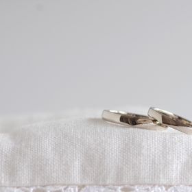 【hitotsuchi(ヒトツチ)の口コミ】 ホワイトゴールドという色味がとても素敵で
購入しました。
女性にも男性…