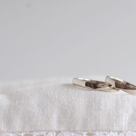 【hitotsuchi(ヒトツチ)】の口コミ ホワイトゴールドという色味がとても素敵で
購入しました。
女性にも男性...