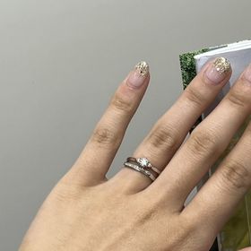 【俄(にわか)の口コミ】 婚約指輪と結婚指輪を両方つけた時にすごく綺麗に見えることからこの指輪…