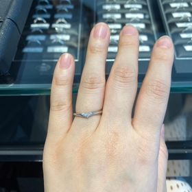 【エクセルコダイヤモンド(EXELCO DIAMOND)の口コミ】 シンプルなものを探していたので、お店の方が持ってきてくださってつけて…