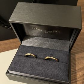 【ラザール ダイヤモンド(LAZARE DIAMOND)の口コミ】 ダイヤがナナメに入っておりオシャレなデザインなのが気に入っています。…