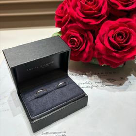 【ラザール ダイヤモンド(LAZARE DIAMOND)の口コミ】 この指輪は、ウェーブにダイヤが入っており自分から見ても相手から見ても…