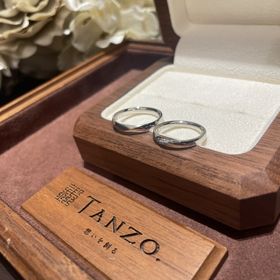 【TANZO.(鍛造指輪)の口コミ】 重ねた時に同じ位置にヘアラインを入れてもらいました。女性の指輪はダイ…