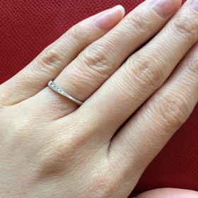 【銀座ダイヤモンドシライシの口コミ】 軽くて、他にないしっくり感があり、カーブが指のななめにもそって、キレ…