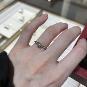 【カルティエ(Cartier)の口コミ】 とにかく手が綺麗に見えるものを探しました。また、婚約指輪といえばカル…