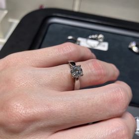 【ヴァン クリーフ＆アーペル(Van Cleef & Arpels)の口コミ】 ボヌールに出会うまで、ソリティアタイプに興味はなかったのが、ソリティ…