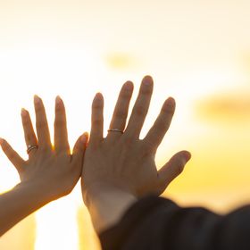 【ラザール ダイヤモンド(LAZARE DIAMOND)の口コミ】 シンプルで長く使えるデザインを探していました。私の指にはウェーブが合…