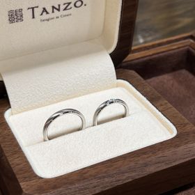 【TANZO.(鍛造指輪)の口コミ】 平甲丸、ヘアライン、ストーン3つ、縁鏡面加工で作成してもらいました。
…