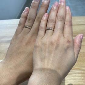 【出雲結(いずもゆい)の口コミ】 女性の指輪は、中心の石をピンクサファイアにしてもらい、グラデーション…