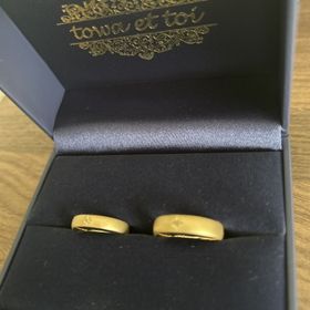 【towa et toi(トワエトワ)の口コミ】 ネットで結婚指輪を探している時に見つけたゴールドの指輪。お店で実際に…