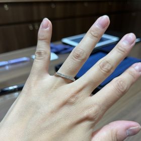 【4℃ BRIDAL(ヨンドシーブライダル)の口コミ】 鍛造製法にこだわって探しました。
太めのハーフエタニティで、ダイヤの輝…