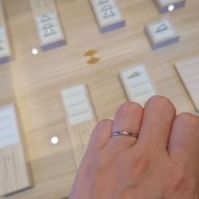 【AMATSU(アマツ)の口コミ】 形はストレートですが、指が綺麗に見えるデザインだと思います。ダイヤあ…