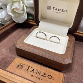 【TANZO.(鍛造指輪)の口コミ】 2人が好きな海をイメージしたいとの要望をご担当のに相談したところ、ウェ…
