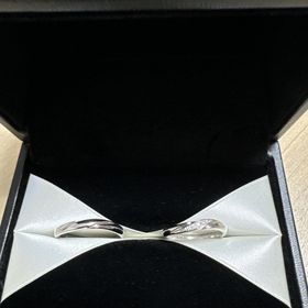 【エクセルコダイヤモンド(EXELCO DIAMOND)の口コミ】 ウェーブがかかっているため、指が細く見えて嬉しいです。またダイヤモン…