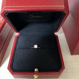 【カルティエ(Cartier)の口コミ】 0.37カラットのダイヤが付いたものを購入しました。
元々シンプルなデザイ…