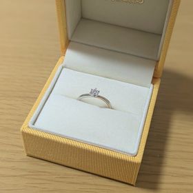 【ケイウノ ブライダル(K.UNO BRIDAL)の口コミ】 シンプルだけどなにか動きやポイントがほしくて、リングに動きがある点、…