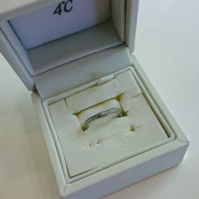 【4℃ BRIDAL(ヨンドシーブライダル)の口コミ】 婚約指輪は普段付けないので、普段付ける結婚指輪はダイヤモンドが付いて…