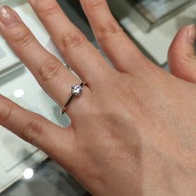 【アイプリモ(I-PRIMO)の口コミ】 一隻のダイアが輝くシンプルな指輪です。
つけ心地が良く長時間つけてても…