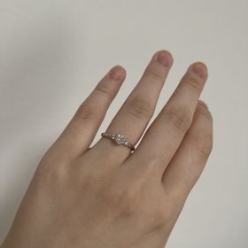 【JKPLANET(JKプラネット)の口コミ】 ダイヤが3つ並んでいるデザインで探していたのですが、真ん中のダイヤを目…