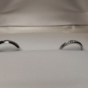 【PILOT BRIDAL(パイロットブライダル)の口コミ】 まず気に入ったのは、指輪のデザインです。
うねりのある形状に2本のライ…