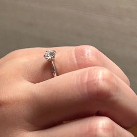 【銀座ダイヤモンドシライシの口コミ】 今回購入させて頂いたのはプロポーズリングでしたが、
シンプルで装着した…