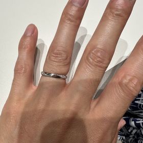 【ラザール ダイヤモンド(LAZARE DIAMOND)の口コミ】 指輪のデザインが斜めカットタイプでダイヤモンドが入っていることです。…