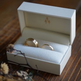 【THREE TREES(スリーツリーズ)の口コミ】 普段でもさり気なく付けれて重ね付けしても他の指輪と馴染む様にシンプル…