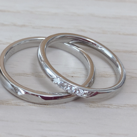 【TOMOE(トモエ)の口コミ】 細身のリング幅で日常使いしやすい。ザ・結婚指輪であるシルバーの指輪。…