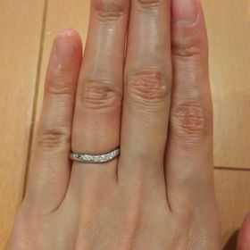【ROYAL ASSCHER(ロイヤル・アッシャー)】の口コミ まず、v字かu字のウェーブになっていて、小さなダイヤモンドがついている...