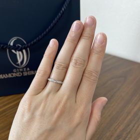 【銀座ダイヤモンドシライシの口コミ】 形はストレートで、半周にダイヤモンドが埋め込まれているハーフエタニテ…